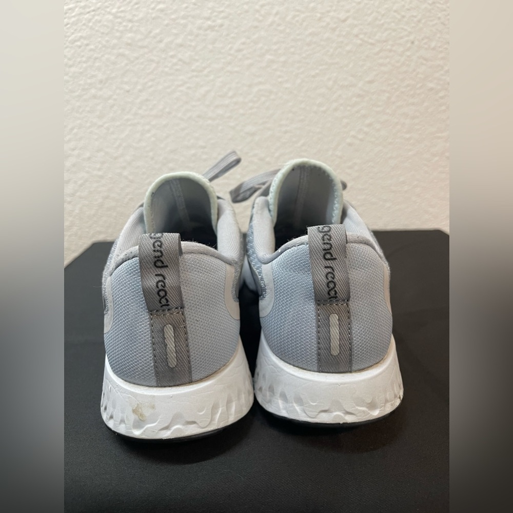 Women’s Nike React Sneaker In Size 6.5 - image 4
